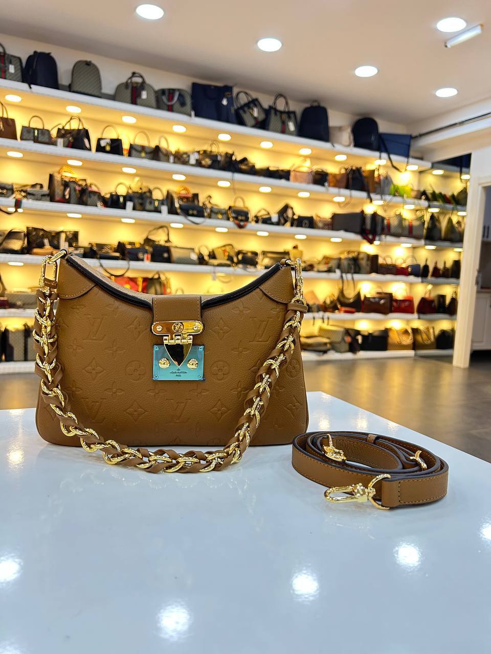Louıs Vuıtton  3681