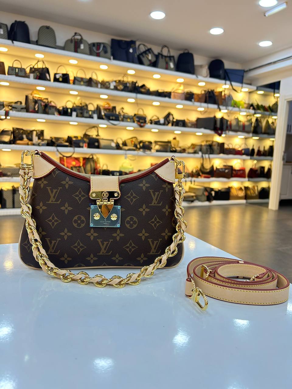 Louıs Vuıtton  3681