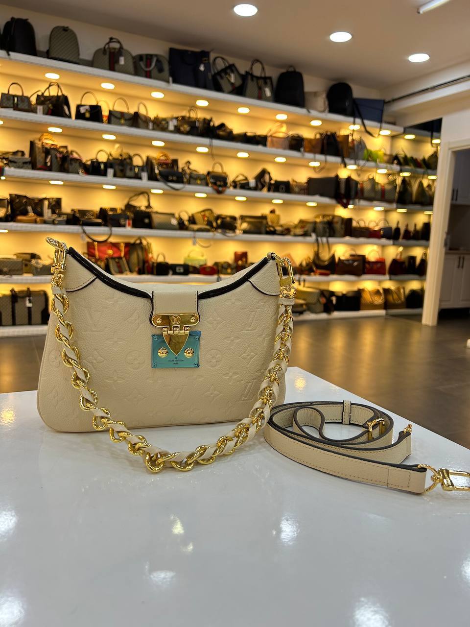 Louıs Vuıtton  3681