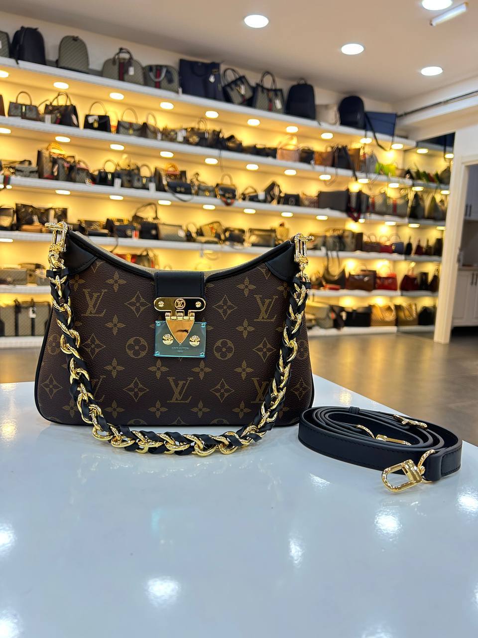 Louıs Vuıtton  3681