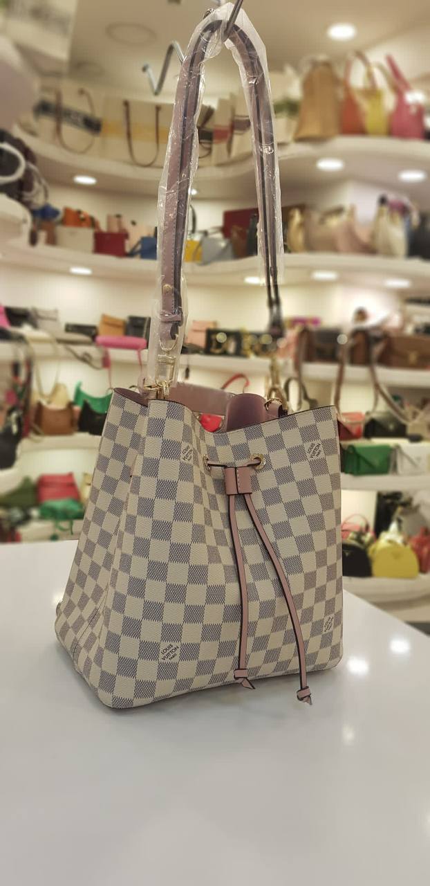 Louıs Vuıtton  2775